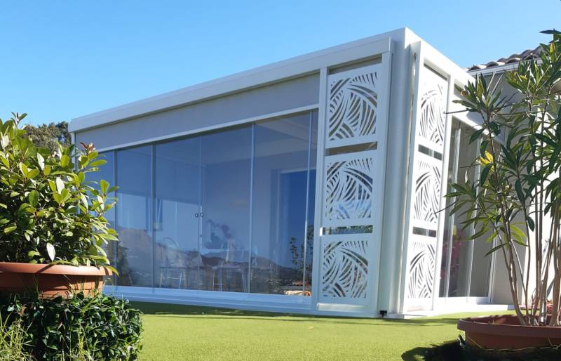 Pergola bioclimatique avec Vitrages - Claustras - Stores - 3d Extérieur