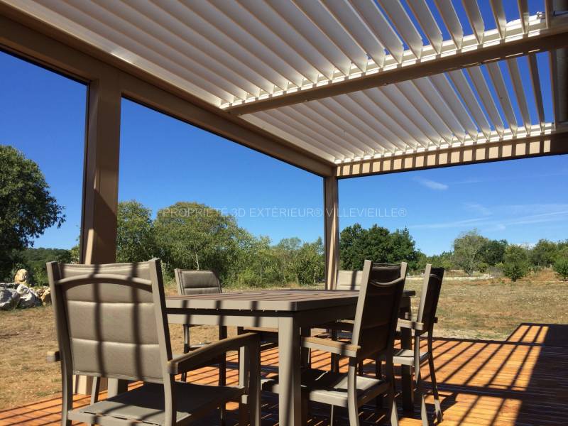 Pergola bioclimatique à lames orientables double peaux autoportée trois modules indépendants à Lablachère Ardèche