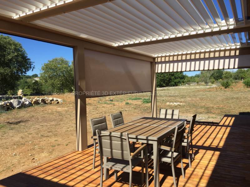 Pergola bioclimatique Solisysteme autoportée en aluminium lames orientables motorisées sur la commune de Lablachère dans le département de l'Ardèche (07) près du Gard (30)