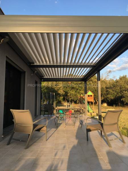 pergola bioclimatique sur mesure Pose pergola bioclimatique sur la commune de saint quentin la poterie gard. Intégration de stores latéraux pour plus de confort