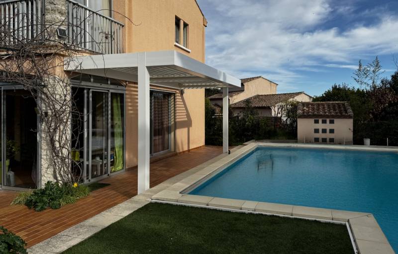 Artisan pour pose de pergola bioclimatique sur mesure vers Mus dans le Gard
