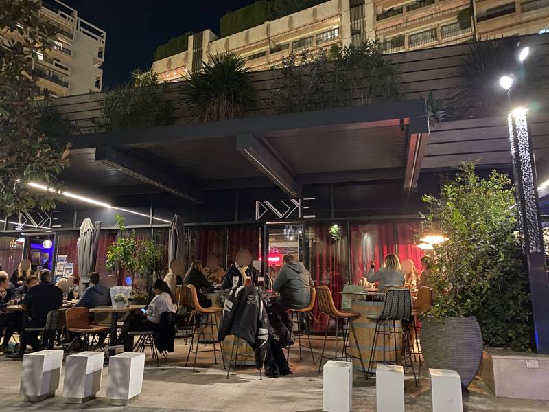 Aménagement des terrasses de restaurants et cafés avec une pergola bioclimatique à Monaco