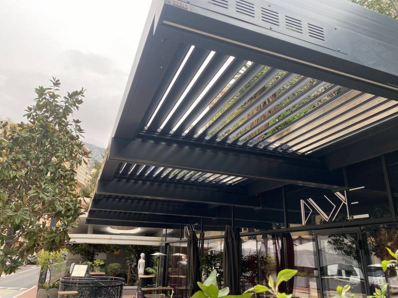 Pergola bioclimatique pose et conception Haut de gamme pour terrasses de restaurants à Monaco