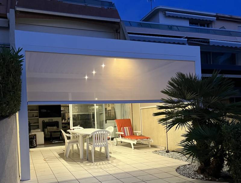 Fabrication d'une pergola adossée à un mur à Port Camargue dans le Gard