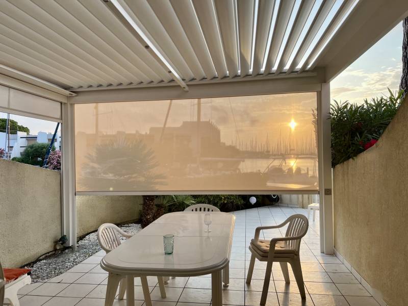 Installation d'une pergola adossée à un mur à Port Camargue dans le Gard