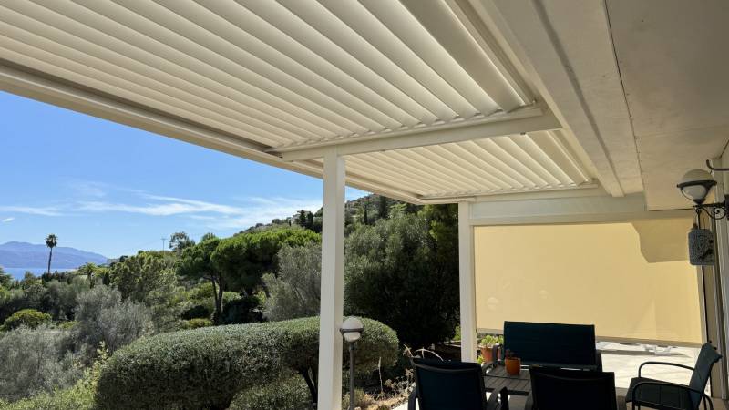 Store zipscreen pour pergola proche de Afa en Corse