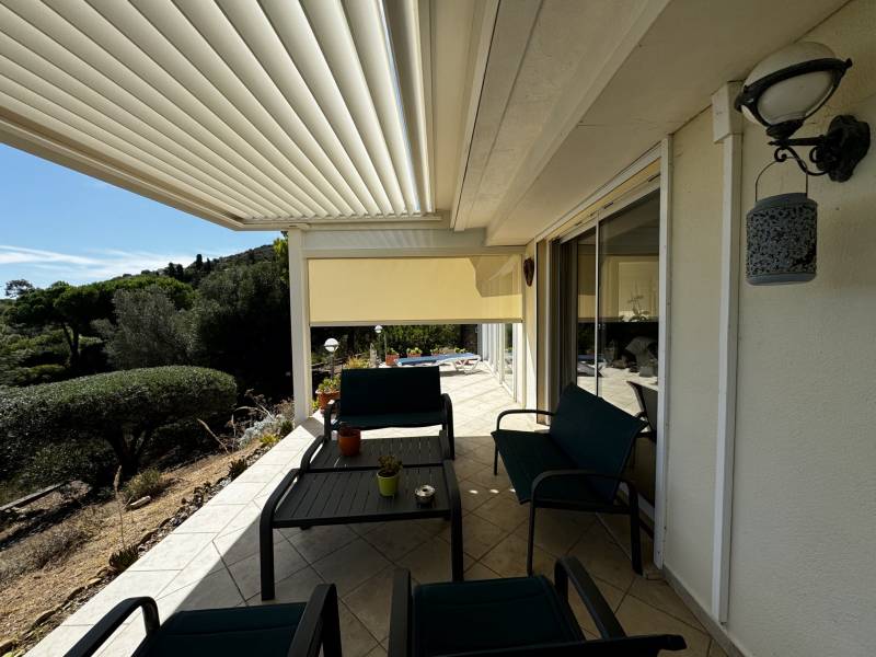Pose d'une pergola en aluminium sur mesure avec store Zip screen Cargèse