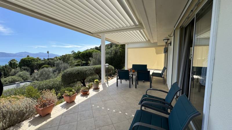 Installation de pergola sur mesure en alu avec un store Sagone