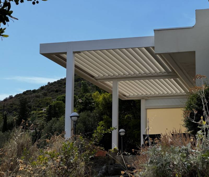 Faire installer une pergola sur mesure avec store Cargèse proche d'Alata en Corse du Sud