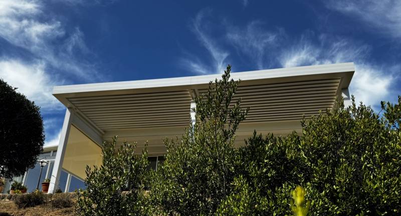 Artisan pour pose de store zip screen sur pergola à Sagone en Corse