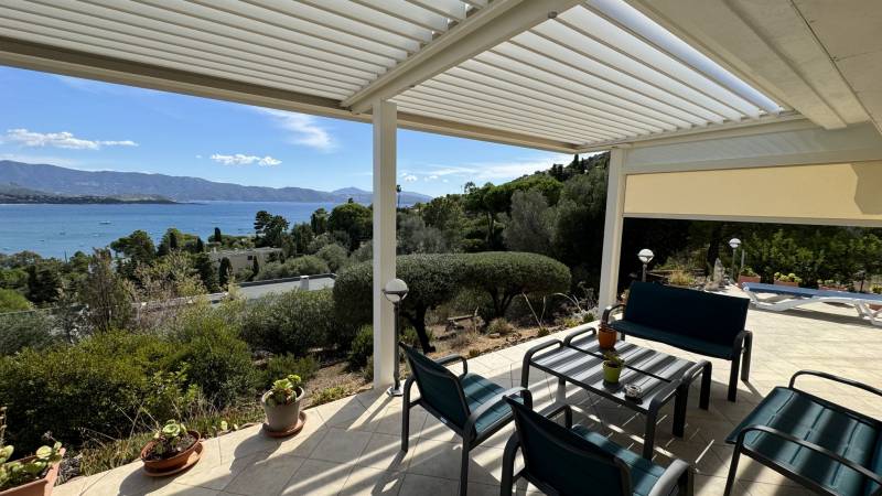Faire installer un store pour ombrager une pergola Cargèse en Corse 