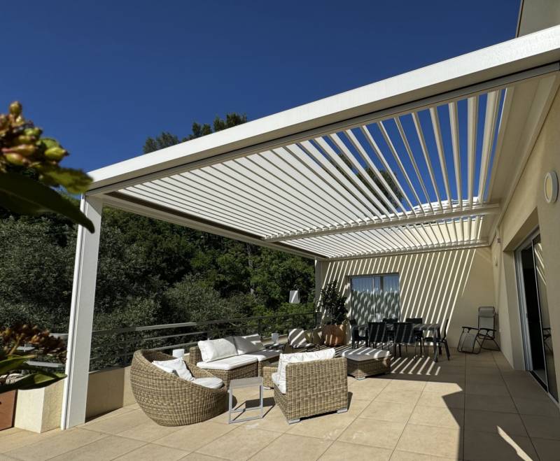 Avantages d'installer une pergola bioclimatique sur un rooftop entre Uzès et Montpellier