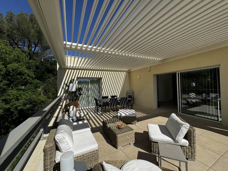Un Rooftop Aménagé avec une pergola lames orientables au Cœur de Nîmes dans le Gard
