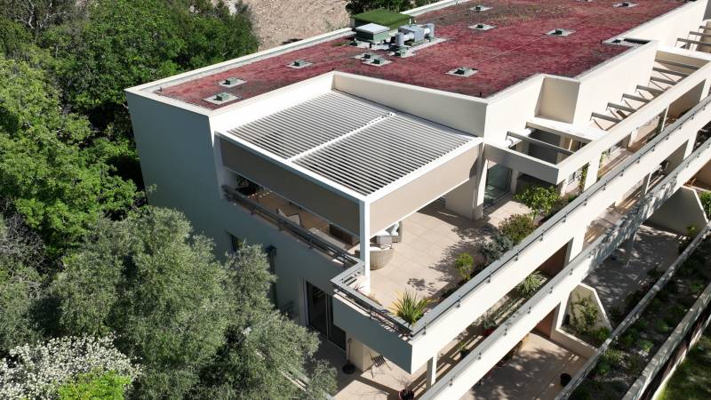Pergola Bioclimatique Blanche sur Mesure pour un Rooftop Unique à Nîmes centre Rouget de l'Isles