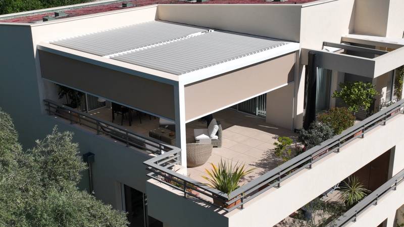  Terrasse en Rooftop avec une Pergola Bioclimatique à Nîmes dans le Gard