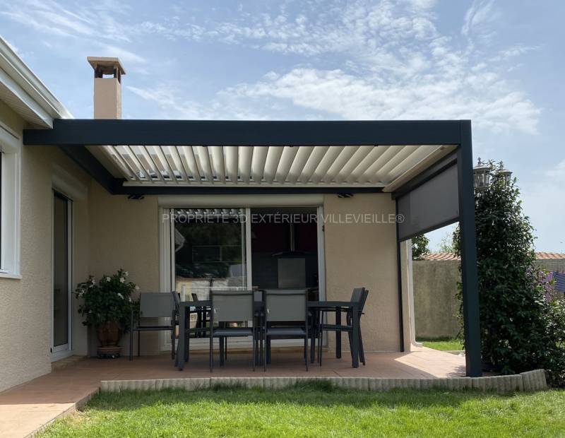 Pergola bioclimatique en aluminium gris anthracite réalisé sur Aubord village dans le Gard proche de l'Hérault