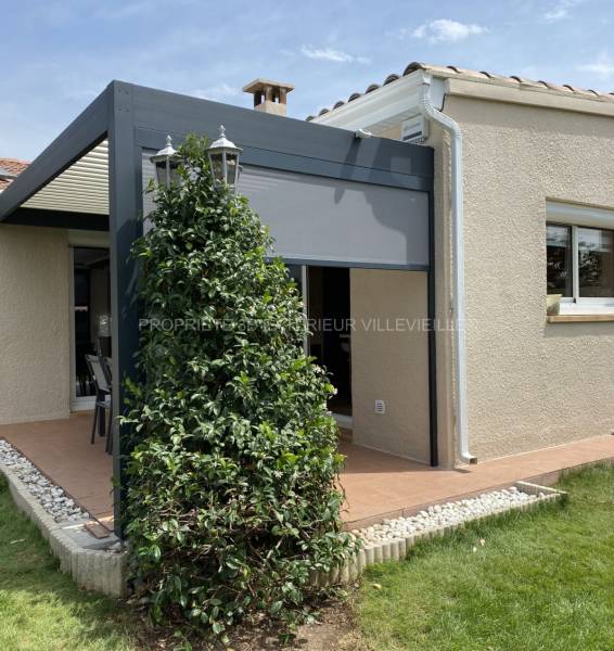 Pergola adossée en alu de coloris gris avec option store zip motorisé et led variateur d'intensitéanthracite réalisée sur Aubord village dans le gard proche de l'Hérault