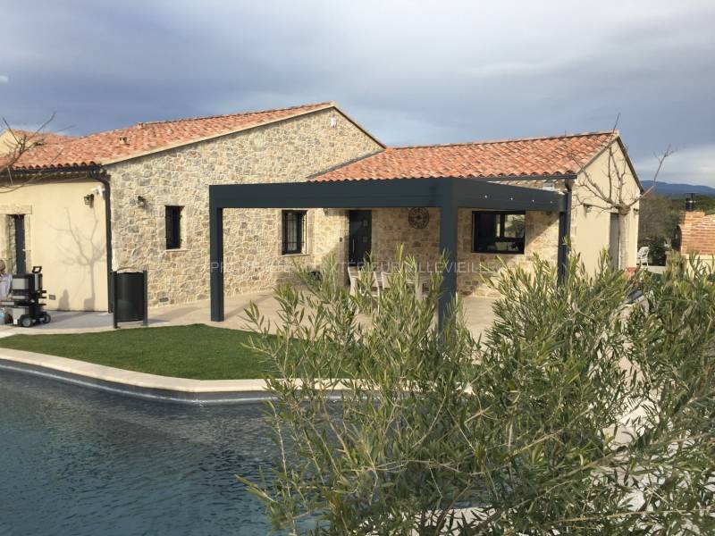 Pergola sur mesure design association avec de vieilles pierres