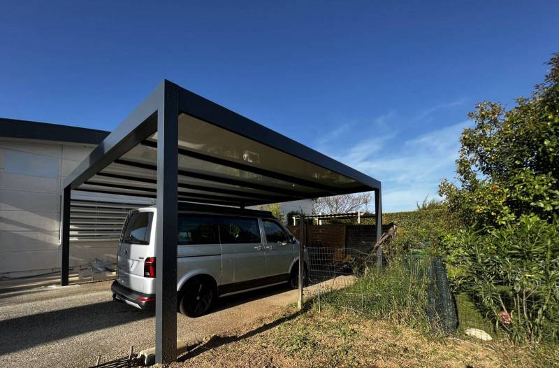Abri de voitures sur mesure trois poteaux et isotoit à Aigues-Mortes Gard