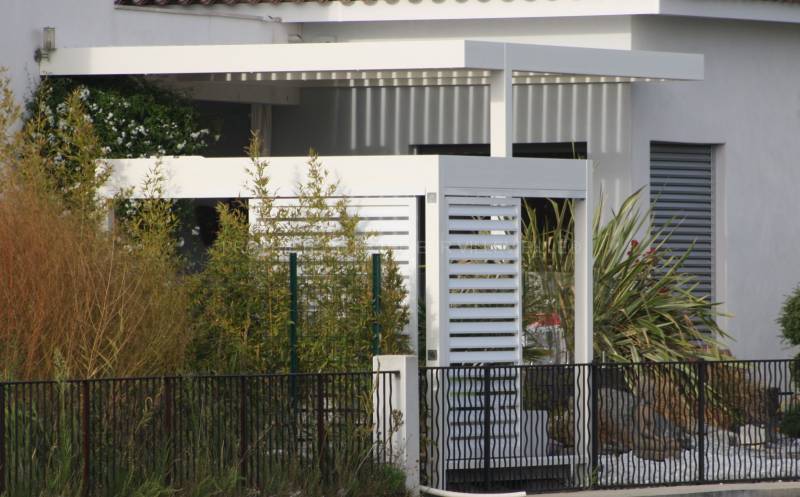 Brises soleil orientables BSO en aluminium solution en option pour pergola ou carport