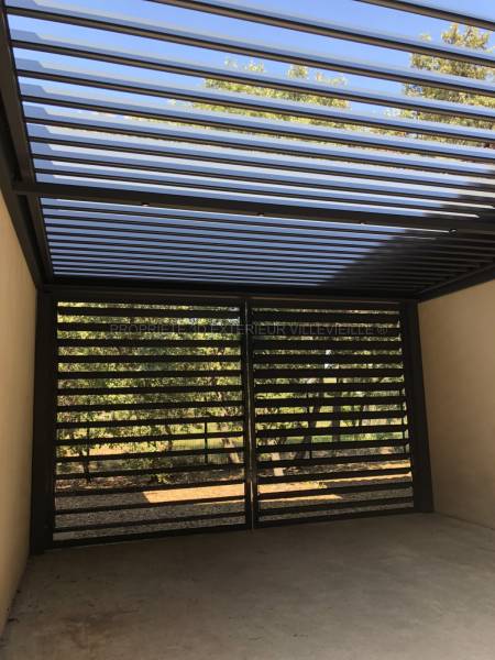 Brises soleil orientables : Confort design pour votre pergola et carport