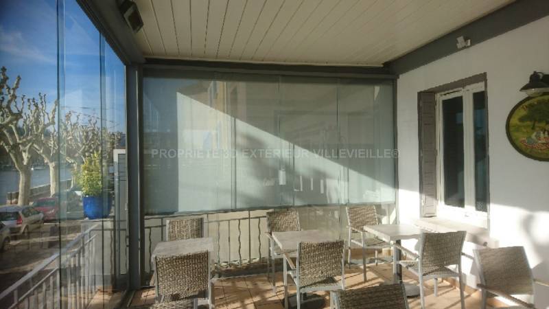Pergola bioclimatique avec paroi vitrée coulissante - Occitanie