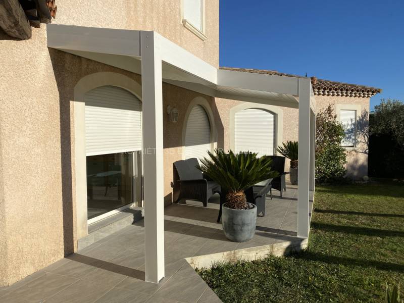 Design sobre et élégant d'une pergola bioclimatique inclinée  installée à Saint Gely du Fesc dans l’Hérault (34) proche du Gard