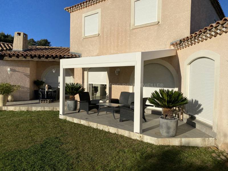 Pergola en aluminium adossée et inclinée création sur mesure dans l'Héraut village de Saint Gely du Fesc en Occitanie