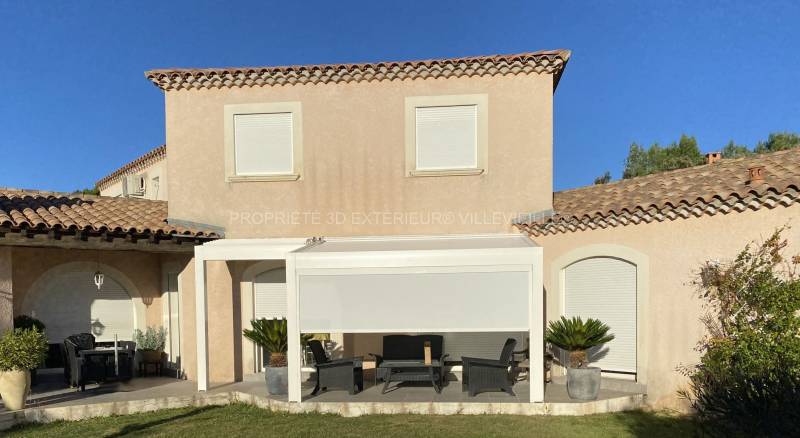 Pergola bioclimatique inclinée à lames avec store et capteur de pluie  implanté à Saint Gély du Fesc dans l’Hérault (34) proche de Prades le Lès