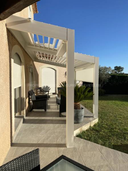 Pergola Solisystème inclinée à lames orientables sur la commune de Saint Gély du Fesc  département de l'Héraut aux frontières du Gard