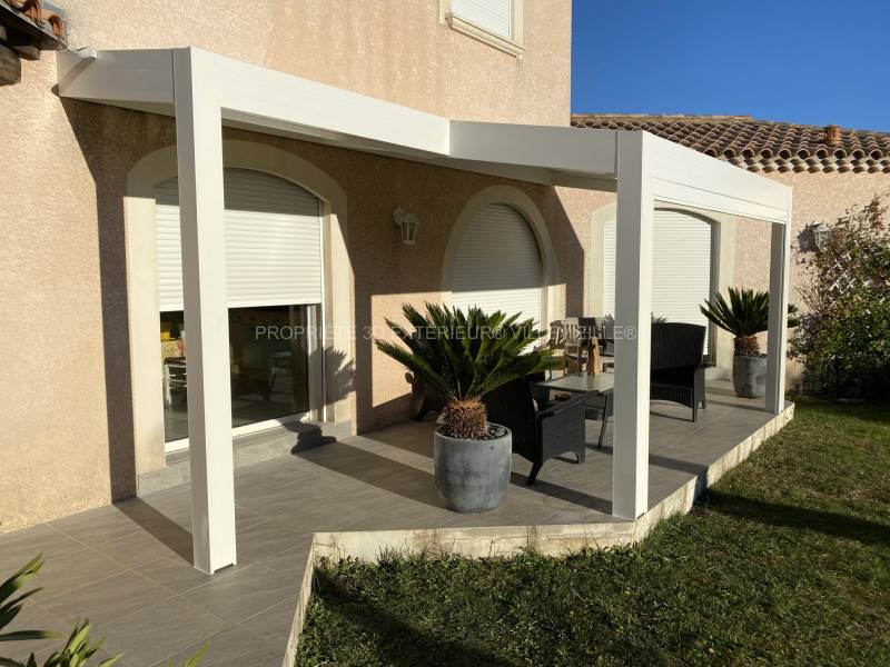 Réalisation d'une pergola bioclimatique inclinée (pente 30%) à Saint Gély du Fesc dans l’Hérault (34)