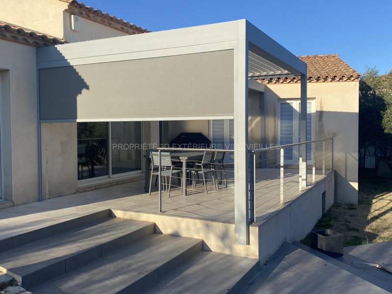 Fabrication sur mesure d'une pergola bioclimatique en aluminium à Sommières (Gard) adossée sur 2 murs