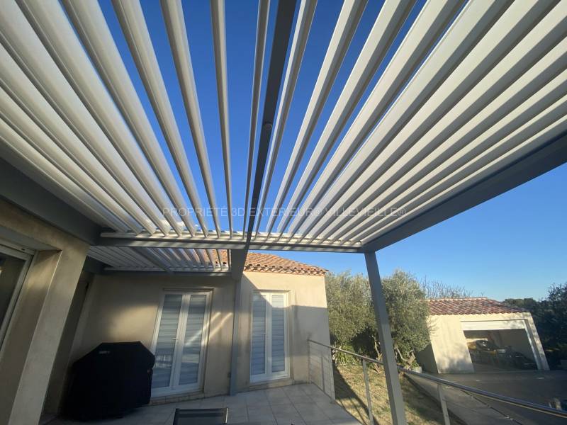 Fabrication sur mesure d'une pergola bioclimatique en aluminium à Sommières (Gard) adossée sur 2 murs
