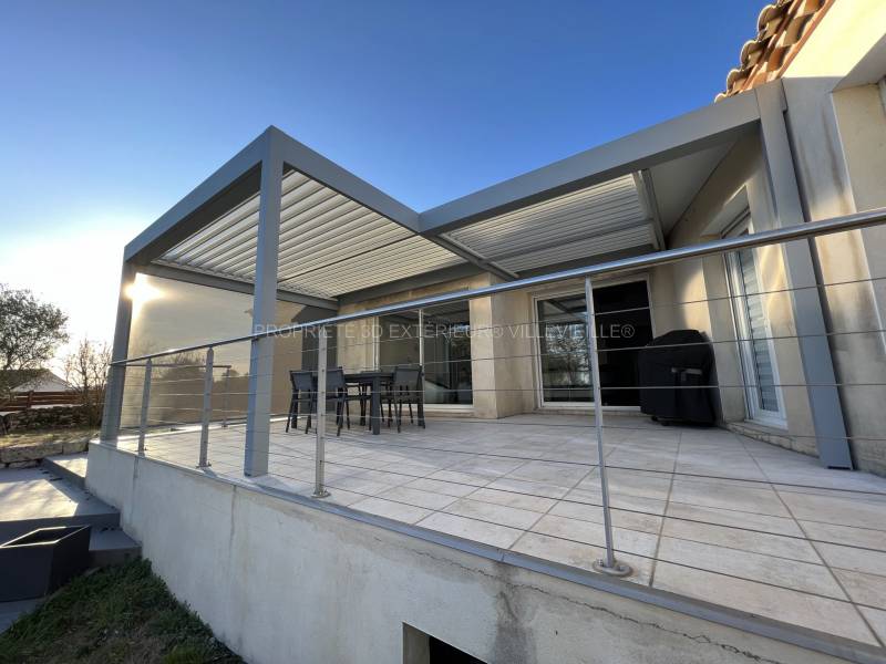 Fabrication sur mesure d'une pergola bioclimatique en aluminium à Sommières (Gard) adossée sur 2 murs