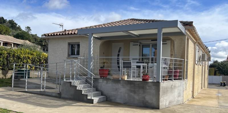 Installation d’une pergola adossée bioclimatique en aluminium et d’un garde-corps à Calvisson