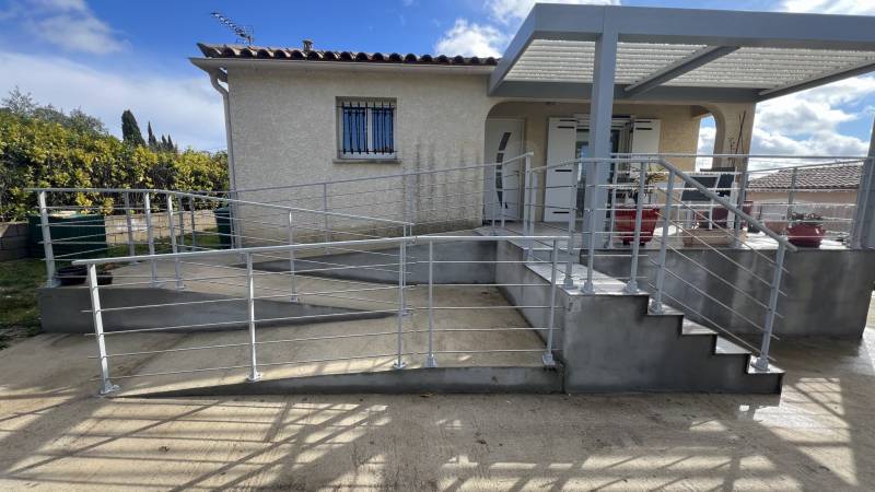 Intégration d'une main courante rectangulaire autour d'une terrasse sécurisée par un garde-corps installation entre Nîmes et Montpellier