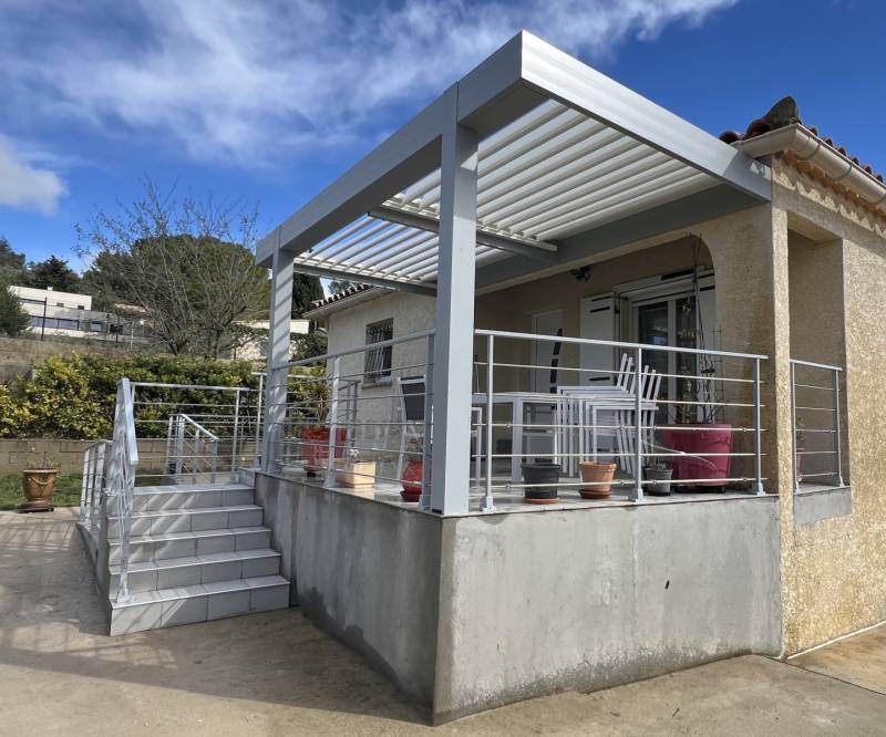  Conception d'une pergola adossée en aluminium couleur gris sablée avec garde-corps à Congénies Gard