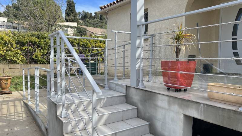 Garde-corps sablé avec structure en aluminium soudé et thermolaqué Calvisson dans la Vaunage