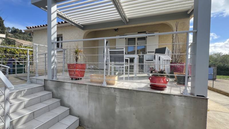 Réalisation d'une pergola adossée en aluminium et d'un garde corps à Calvisson dans le Gard