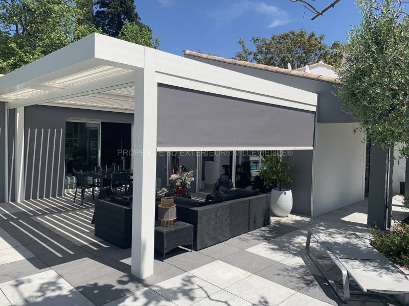 Pergola avec poteau déporté et store vertical réalisation à Saint Clément de Rivière dans l’Hérault