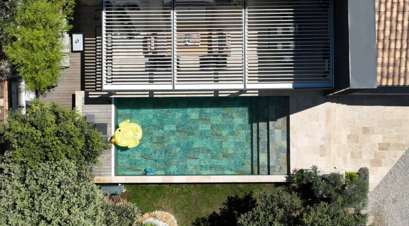 Pose de pergola sur mesure adossée à un mur à Villevieille Gard