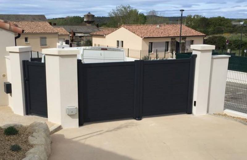 portail extérieur en aluminium sur mesure