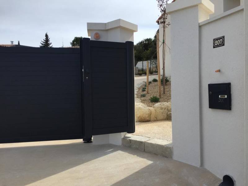 portail extérieur en aluminium sur mesure