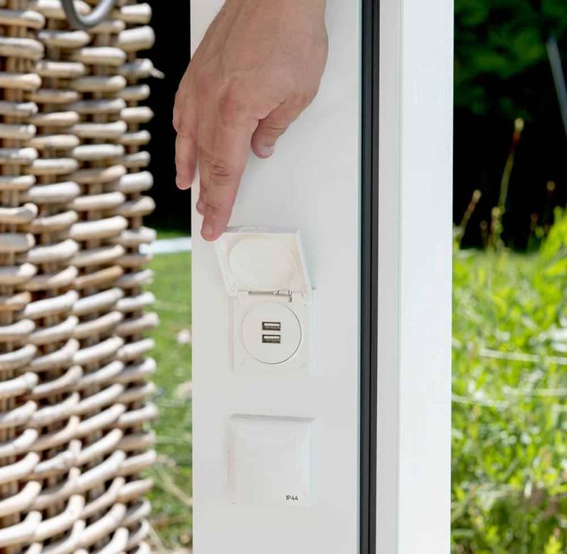 Optimisez votre espace extérieur : Pergola bioclimatique avec option prise électrique intégrée