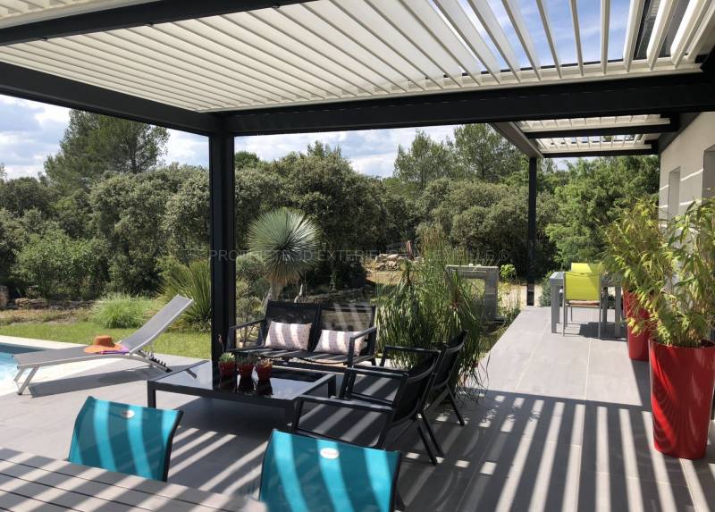 Pergola bioclimatique lames parallèles orientables 160° à Sommières Gard