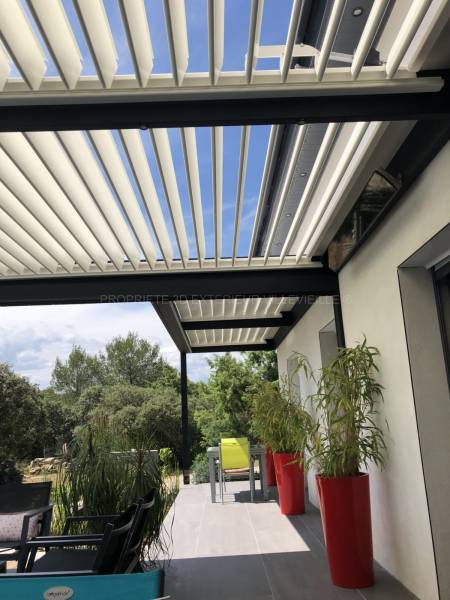 Pergola bioclimatique Solisysteme  adossée modules profondeur différents en Occitanie