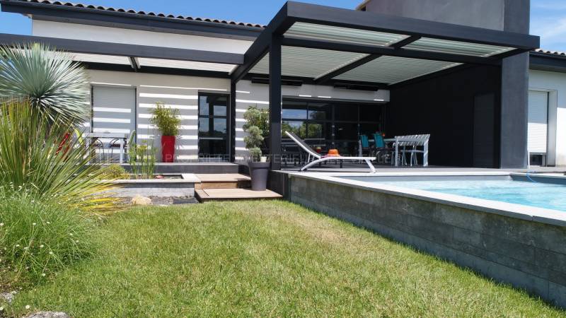 Pergola bioclimatique adossée structure noire poteau déporté installée entre Nîmes et Montpellier 34