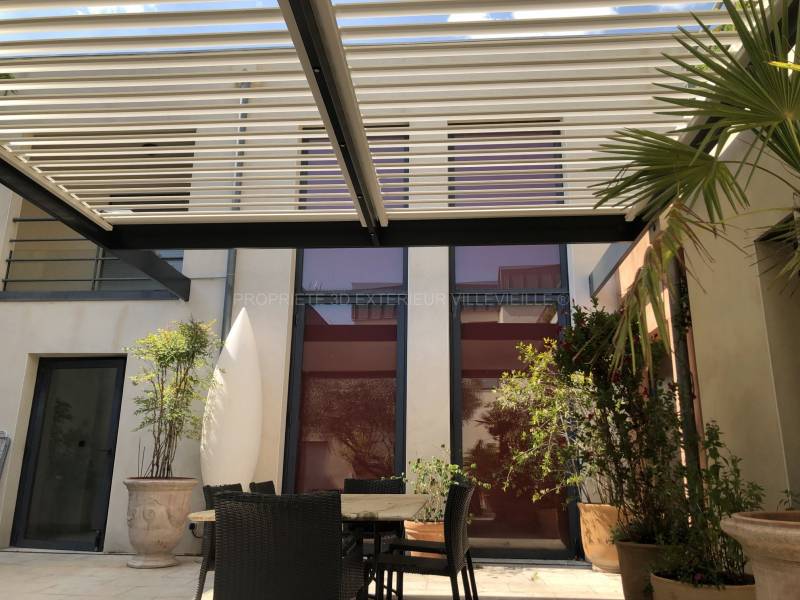 Pergola en alu fabrication Française implantée dans le centre de Nîmes