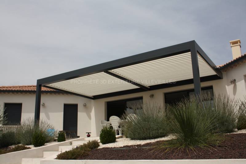 Terrasse design avec une pergola aluminium bioclimatique sur la commune de Rousson près de Saint Ambroix dans le Gard