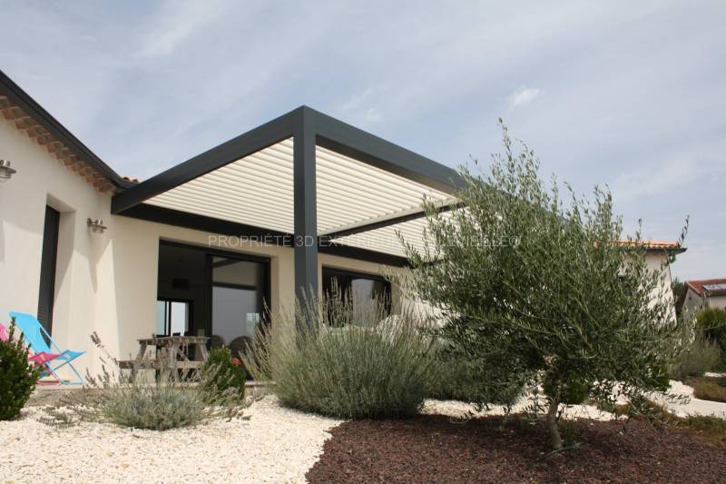 Pergola bioclimatique en aluminium lignes design et épurées laùmes orientables blanches pour apporter luminosité installée à Rousson dans le Gard (30) région Occitanie